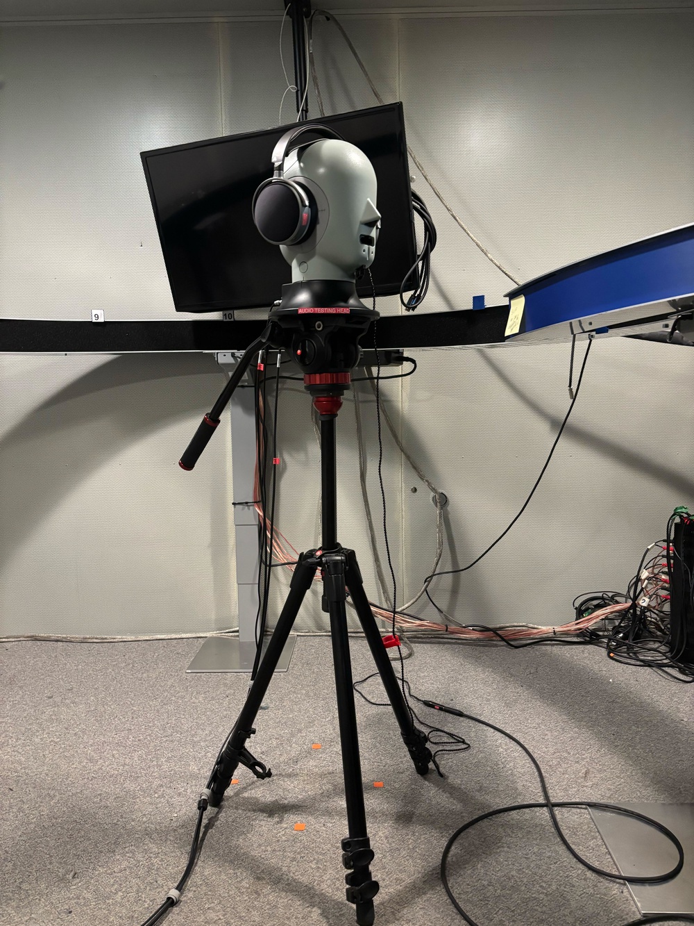 Picture of test and measurement setup using a audiometric booth.