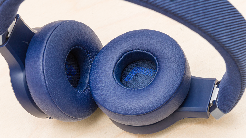Image of the JBL 670NC's earpads.