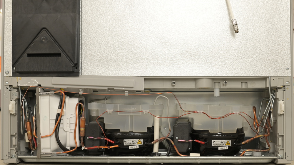 Dual compressor setup used in the Bosch 800 Series B36CT80SNS.