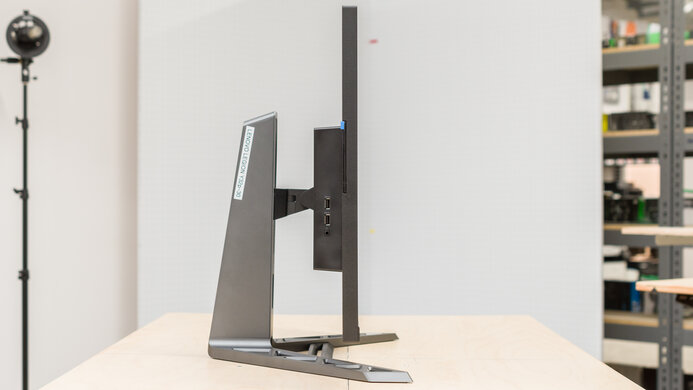 Lenovo Legion Y32p-30 Thickness Picture
