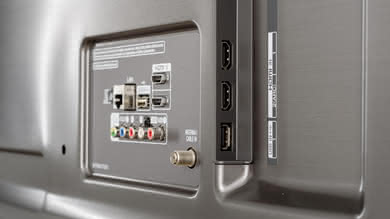 LG UK7700 Side Inputs Picture