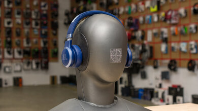 JBL Live 670NC Angled Picture