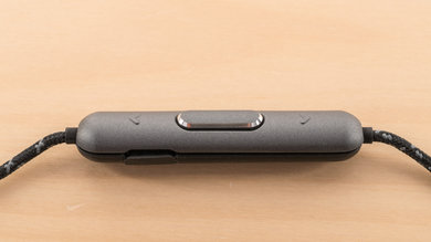 AKG N200 Controls Picture