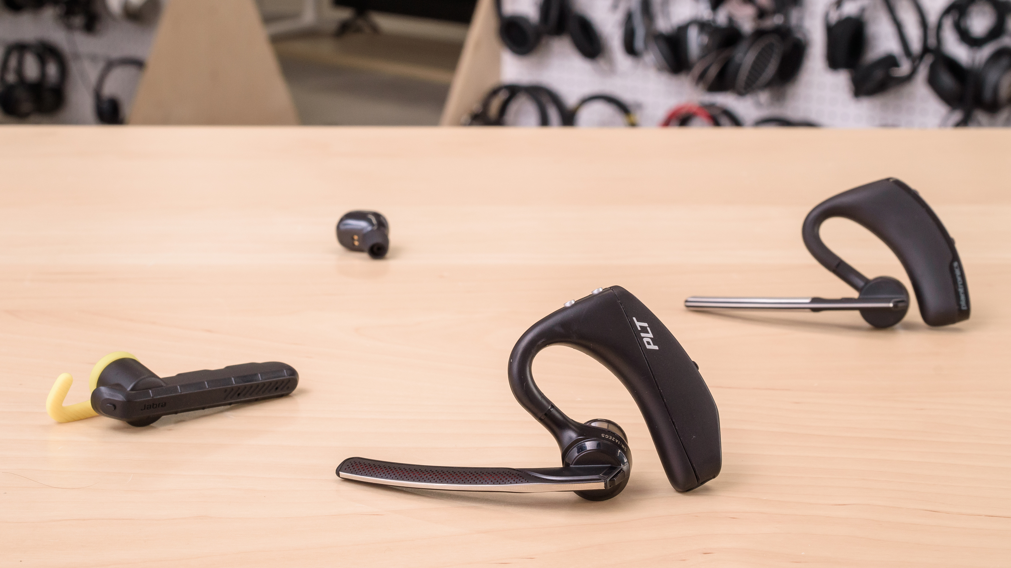 plantronics ワイヤレスイヤホン　Voyager 5200 Amazon.com: Plantronics - Voyager 5200 UC (Poly) - Bluetooth