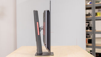 ASUS ROG Strix OLED XG32UCWMG Thickness Picture