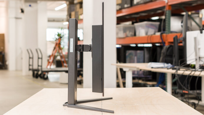 Corsair XENEON 27QHD240 Thickness Picture