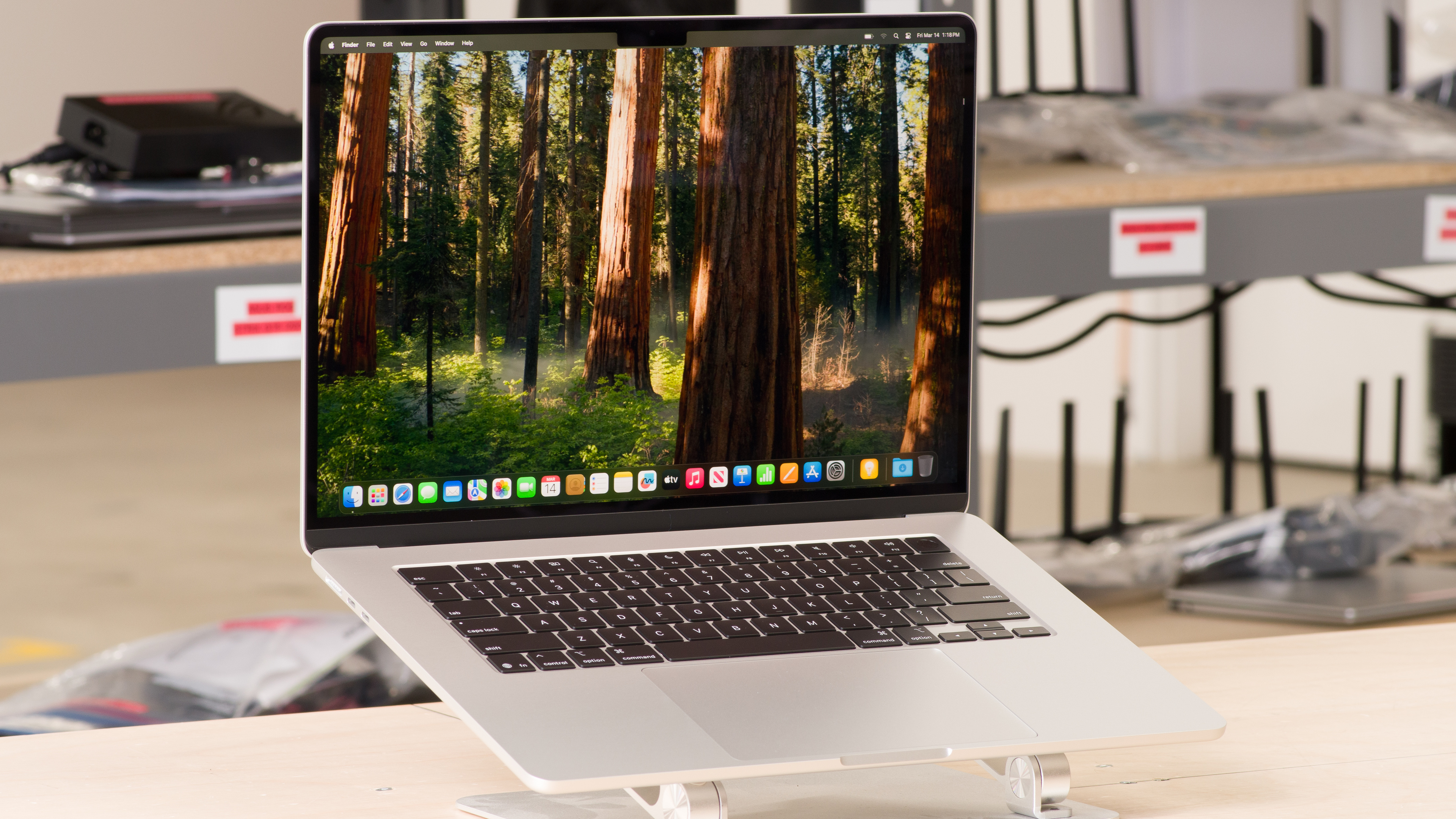 ASUS Zenbook S 16 UM5606 (2024) vs Apple MacBook Air 15 (M4, 2025