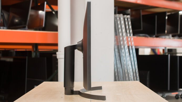 LG 32QN55T-B Thickness Picture