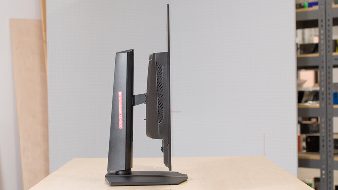 MSI MPG 322URX QD-OLED Thickness Picture