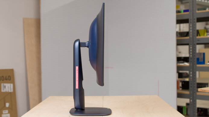 Dell Alienware AW2725Q Thickness Picture