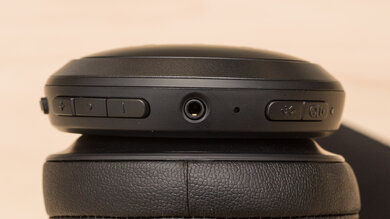 JBL Live 460NC Wireless Controls Picture