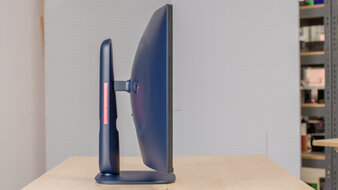Dell Alienware AW3225DM Thickness Picture