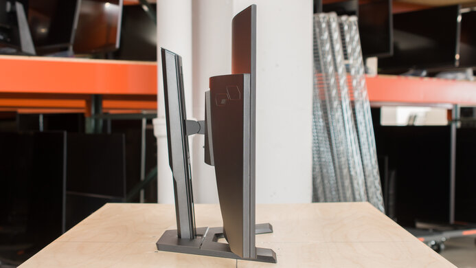 Gigabyte M32UC Thickness Picture