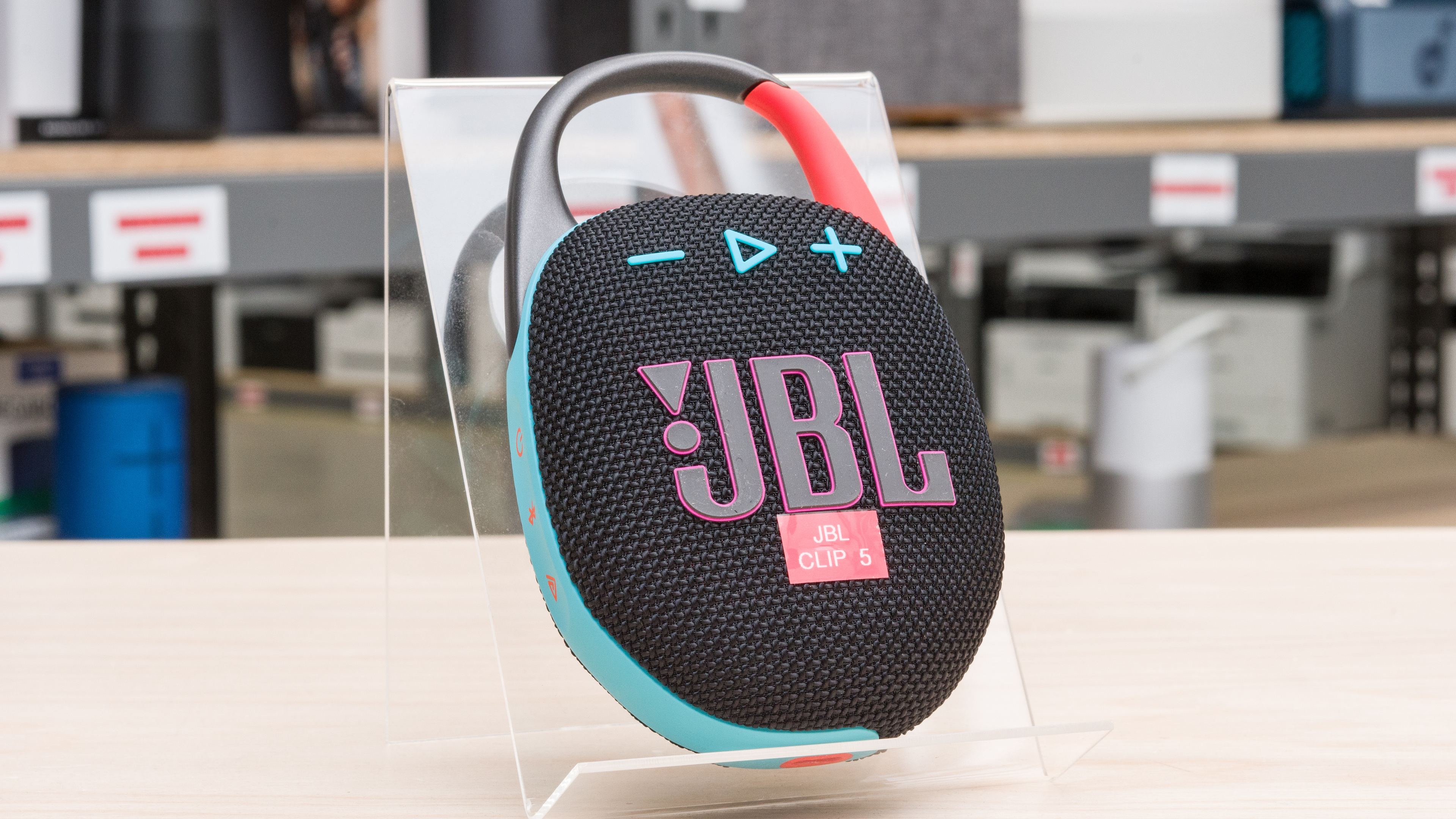 JBL Charge 5 & Clip 5 セット JBL Charge 5 vs JBL Clip 5 Side-by-Side Speaker Comparison