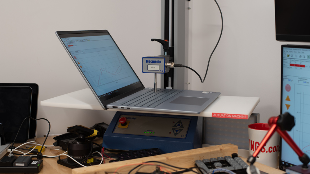 بررسی 16 پلاس (2025)