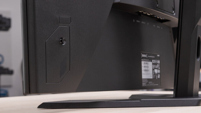 Gigabyte G32QC Controls Picture