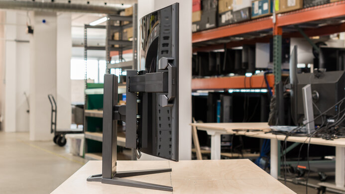 Corsair XENEON FLEX 45WQHD240 Thickness Picture