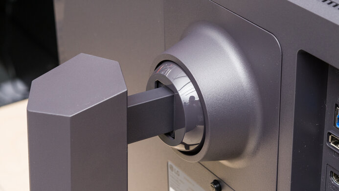 LG 27GR95UM-B Ergonomics Picture