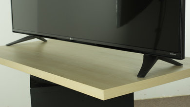 LG UF7700 Stand Picture