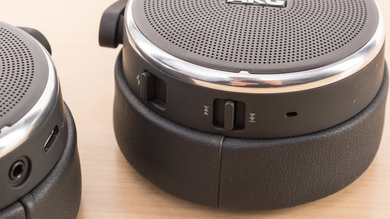 AKG N60NC Controls Picture