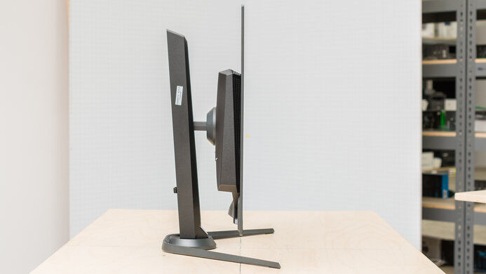 Gigabyte AORUS FO32U2P Thickness Picture