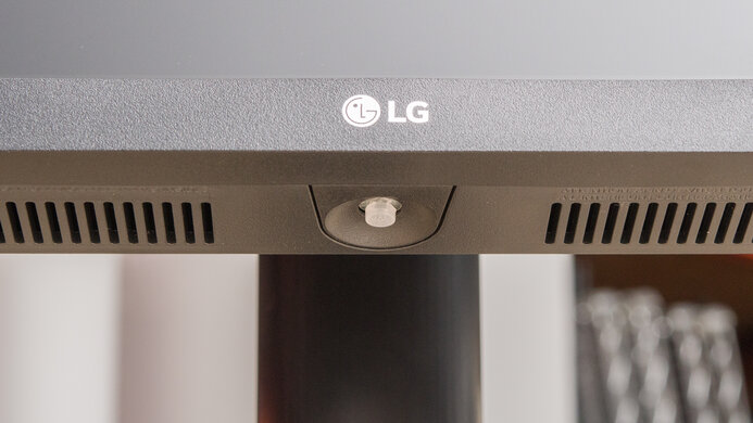 LG 32QN55T-B Controls Picture