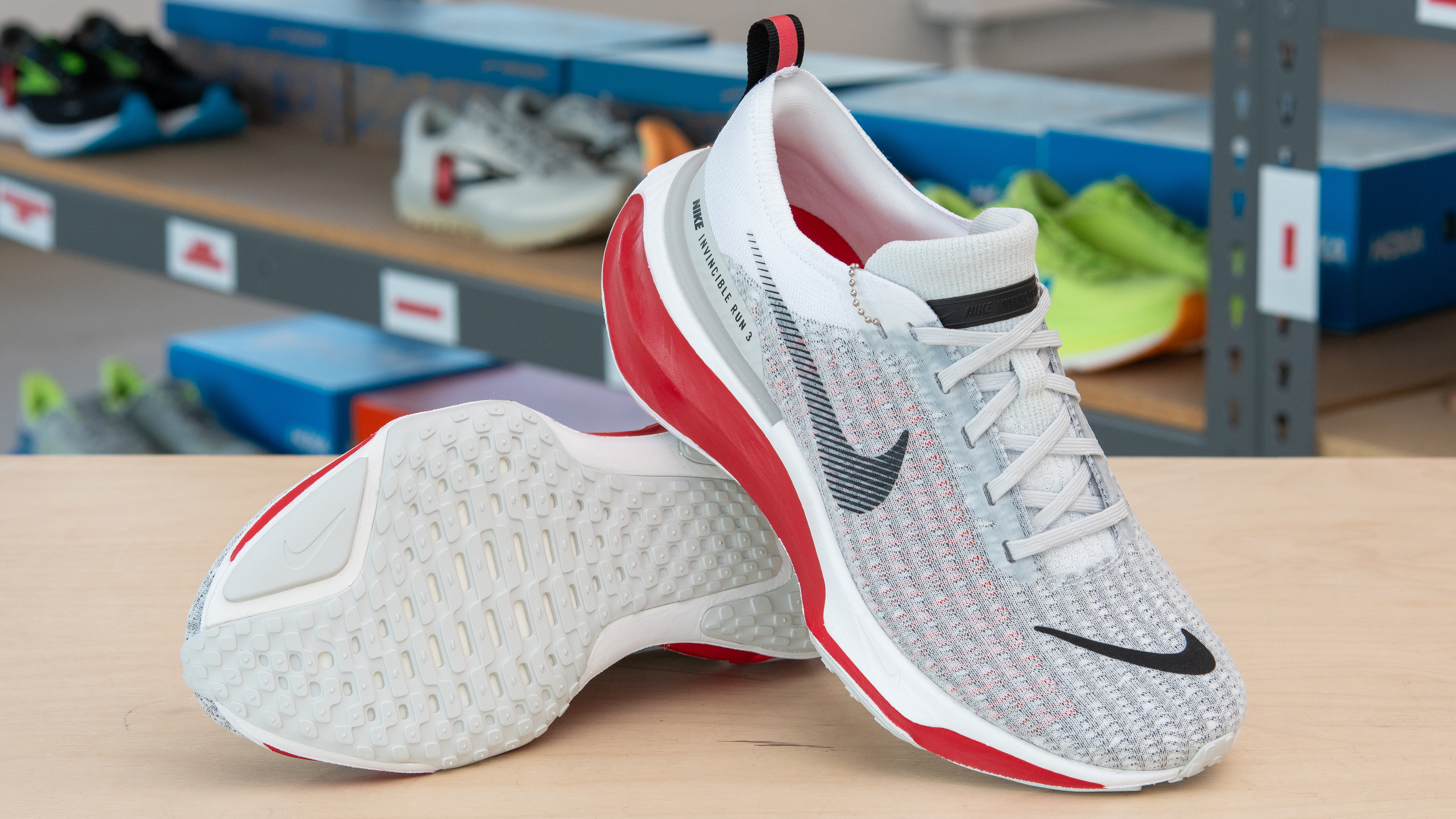 NIKE Invincible Run 3 ホワイト/レッド Buy Nike Invincible 3 Men's Road Running Shoes - White/Fire