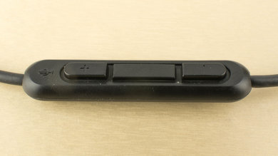 Bose SoundTrue Around-Ear II Controls Picture