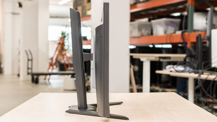 Gigabyte M27Q P Thickness Picture