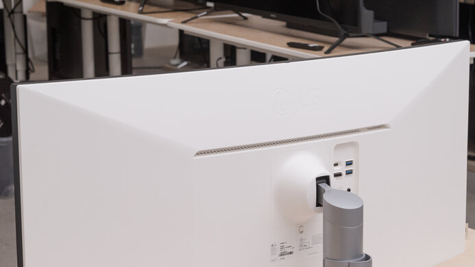 LG 38WN95C-W Build Quality Picture