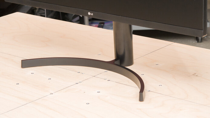 LG 32QN55T-B Stand Picture