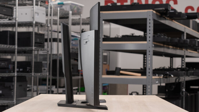 Gigabyte G32QC Thickness Picture