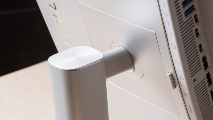 Dell U3225QE Ergonomics Picture