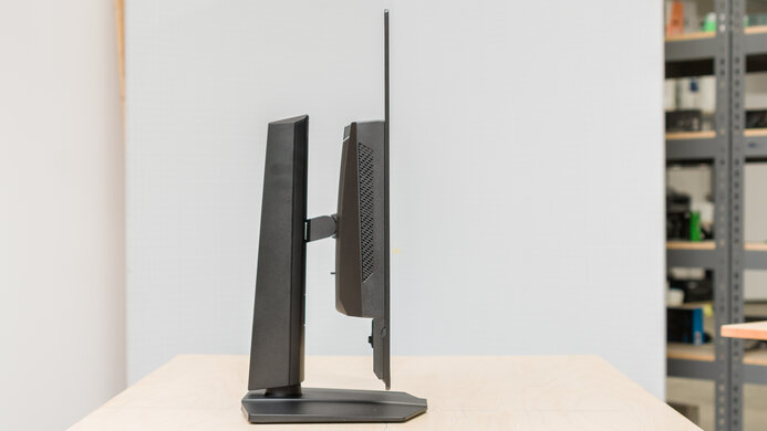 MSI MPG 321URX QD-OLED Thickness Picture