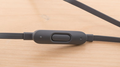 Beats urBeats3 Earphones Controls Picture