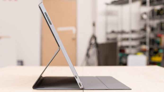 ASUS ZenScreen Touch MB16AMT Thickness Picture