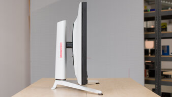 BenQ MOBIUZ EX321UX Thickness Picture