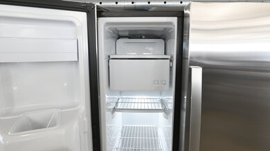 GE GSS25GYPFS Ice Maker Location