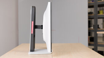 MSI MPG 274URDFW E16M Thickness Picture