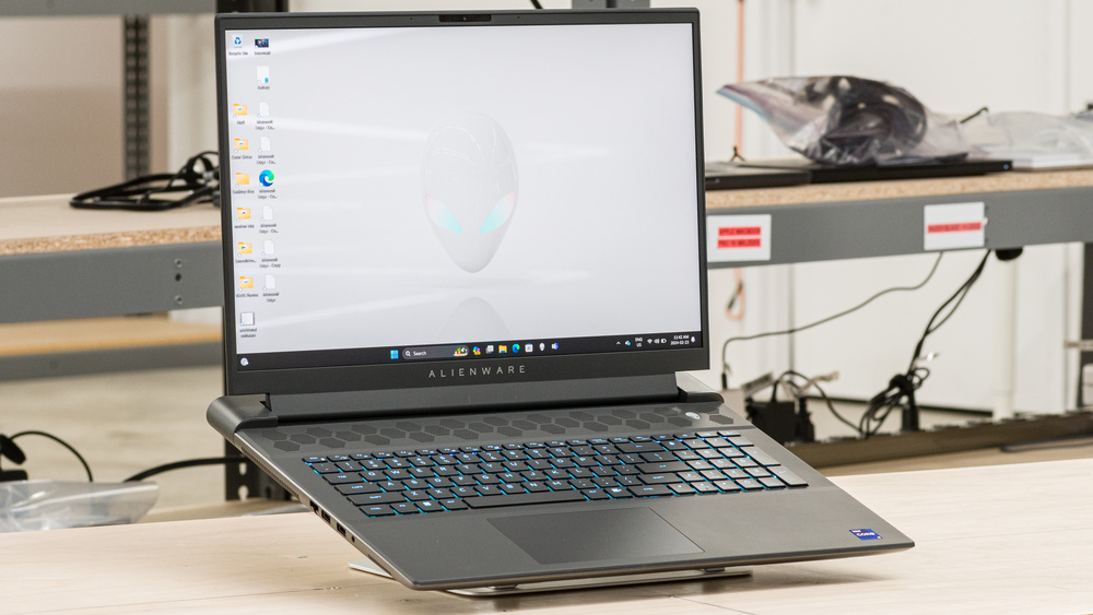 DELL - パソコンAlienware - m18 R2 Alienware m18 Gaming Laptop with 14th Gen Intel Processor