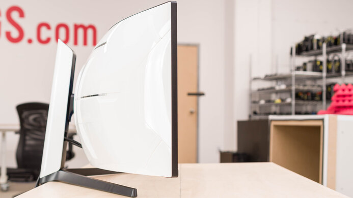 Samsung Odyssey Neo G9/G95NA S49AG95 Thickness Picture