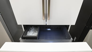 LG STUDIO SRFB27W3 Ice Maker Location