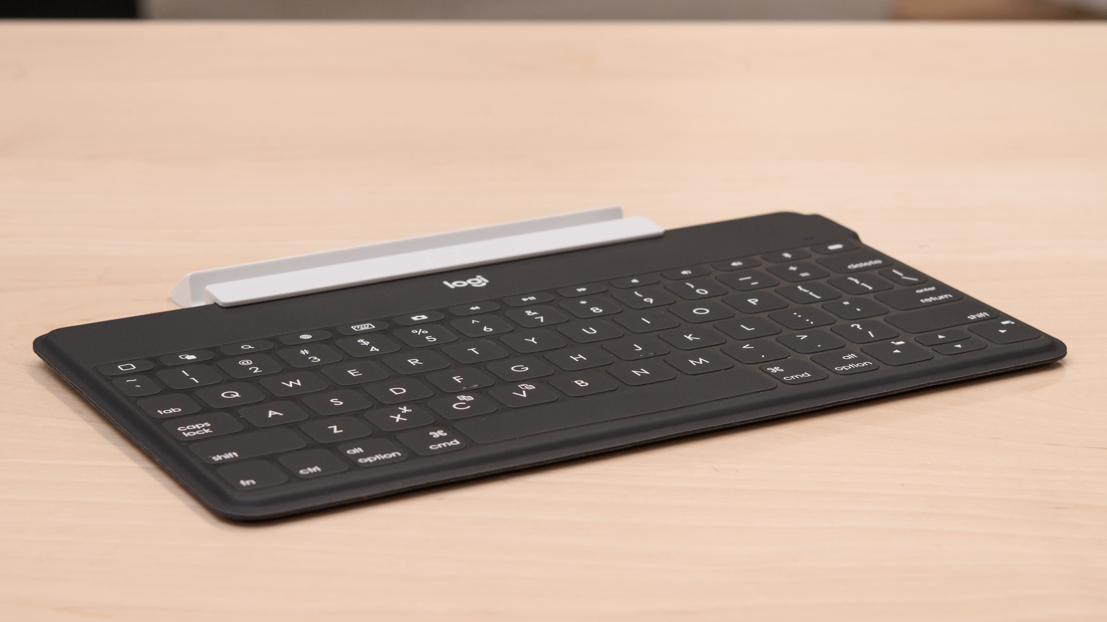 Apple Magic Keyboard Vs Logitech Keys To Go Side By Side Comparison Rtings Com